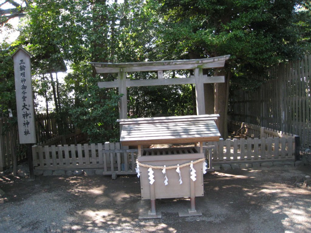 伊勢山皇大神宮 大神神社磐座