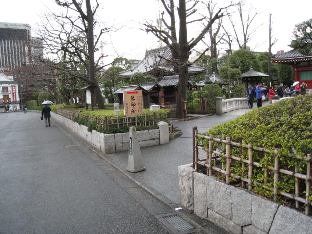 浅草寺 影向堂（御朱所）入口